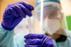 Adminisztratív akadálya van az iskolai koronavírus-nyáltesztek bevezetésének